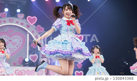 ライトブルーとラベンダーのアイドル衣装でジャンプする女性パフォーマー 130843368