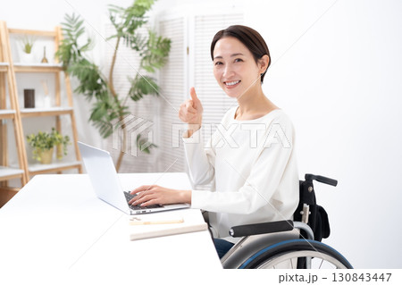 車椅子の女性　パソコン 130843447
