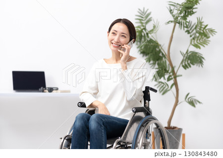 車椅子に女性 在宅ワーク 通話 車椅子に女性 在宅ワーク 通話 130843480