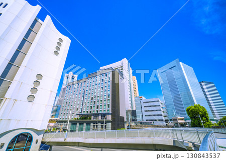 日本の横浜都市景観9月6日。桜木町駅　新南口やランドマークタワー、Hメッツ、横浜市役所、電車など… 130843537