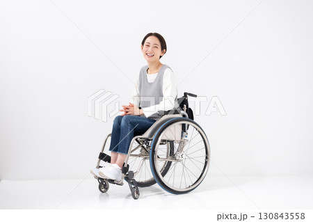 女性　車椅子 130843558