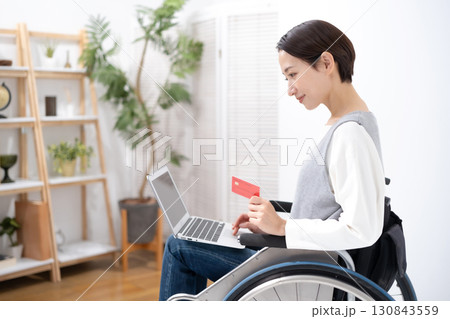 ネットショッピングをする女性 130843559
