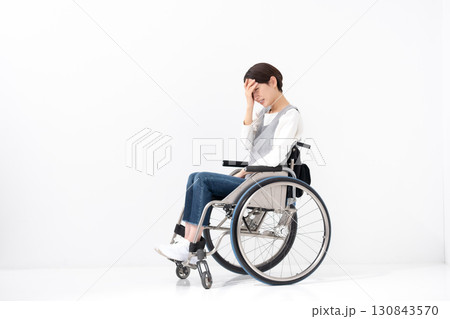 悩む車椅子の女性　全身 130843570