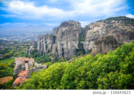 ギリシャ•メテオラ、展望スポットから見た絶景と修道院のある風景風景 ギリシャ•メテオラ、展望スポットから見た絶景と修道院のある風景風景 130843623