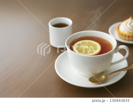 ティーカップに注がれた紅茶とレモンタルト 130843635