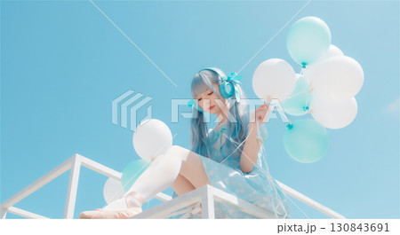 水色の衣装で風船を持つ少女と青空 130843691