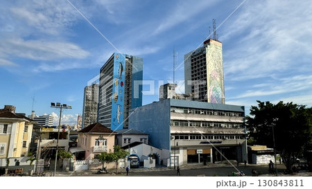 夕暮れの都市で並ぶ多様な建築物の景観 130843811