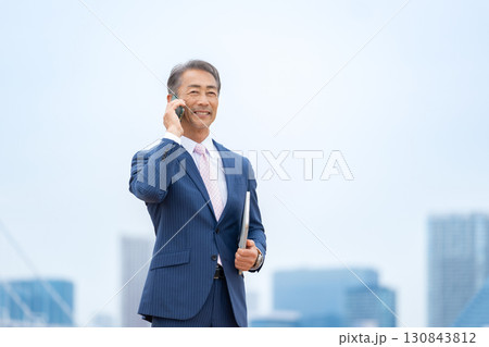 ビジネスマン ビル群 スマホ ビジネスマン ビル群 スマホ 130843812