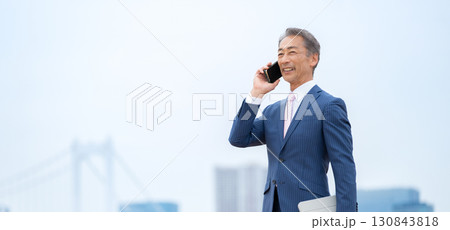 ビジネスマン ビル群 スマホ ビジネスマン ビル群 スマホ 130843818