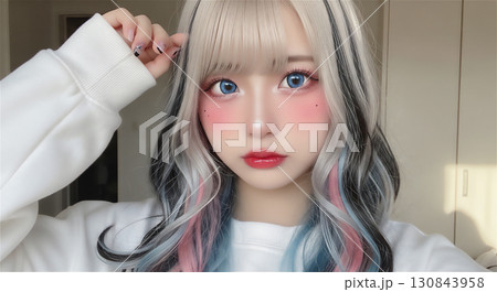 カラフルなヘアカラーと個性的なメイクの女性ポートレート カラフルなヘアカラーと個性的なメイクの女性ポートレート 130843958