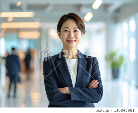 ビジネスウーマン　ビジネスシーン 130843981