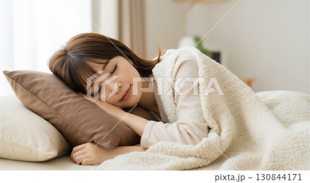 ベッドで心地よく眠る女性のリラックスした表情 130844171