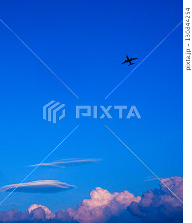 夕方の少し暗くなった空に舞う飛行機のある風景 夕方の少し暗くなった空に舞う飛行機のある風景 130844254