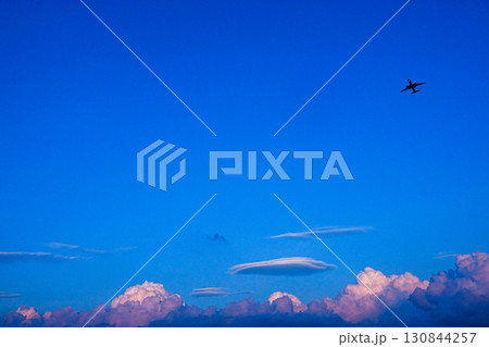 夕方の少し暗くなった空に舞う飛行機のある風景 夕方の少し暗くなった空に舞う飛行機のある風景 130844257
