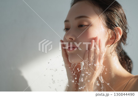 フレッシュでナチュラルな美しさ、洗顔する女性のイメージ 130844490