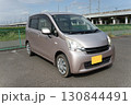 駐車場に停まっている軽自動車 130844491