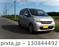 路肩に停車している軽自動車 130844492