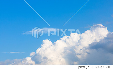 青空ともくもくの白い雲のシンプルな風景 130844880