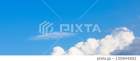 青空ともくもくの白い雲のシンプルな風景 130844882