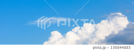 青空ともくもくの白い雲のシンプルな風景 130844883