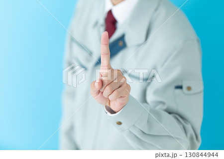 人差し指を立てる作業着姿のミドル男性ビジネスマン 人差し指を立てる作業着姿のミドル男性ビジネスマン 130844944