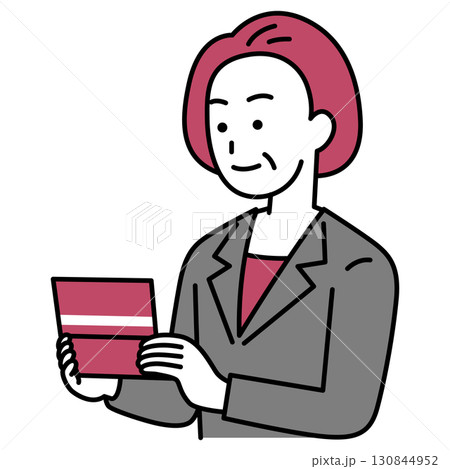 預金通帳を見る中年のスーツの女性 130844952