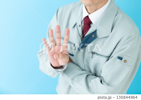 4本指を立てる作業着姿のミドル男性ビジネスマン 130844964