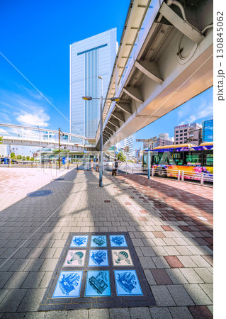 日本の横浜都市景観　桜木町駅前の横浜市役所や歩道の絵タイルなどを望む 130845062