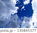 雲の空き間を抜けると向こうは青空 130845377