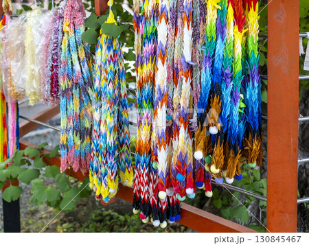 神社に奉納された千羽鶴 130845467