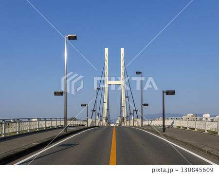 河川に架けられた斜張橋 130845609