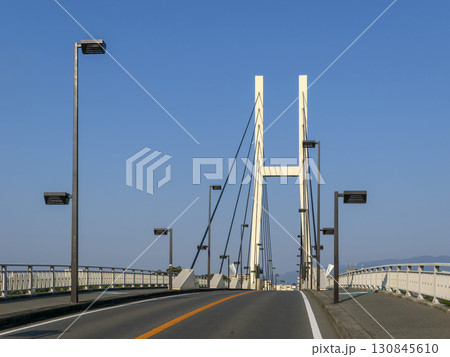 河川に架けられた斜張橋 130845610
