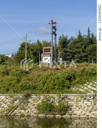 川沿いに設置されたダムの放流警報局舎 130846802