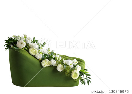 白い背景に白い薔薇のブーケが置かれた緑色のソファー(ブライダルイメージ) 白い背景に白い薔薇のブーケが置かれた緑色のソファー(ブライダルイメージ) 130846976