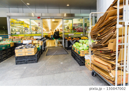 八百屋の店頭　大量のダンボール 130847002