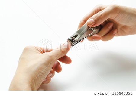 爪切り 爪を切る女性の手 爪切り 爪を切る女性の手 130847350