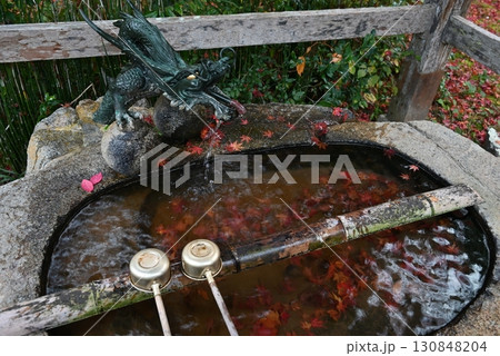 11月、大阪河内長野市の延命寺のつくばい 11月、大阪河内長野市の延命寺のつくばい 130848204