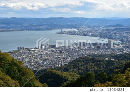 11月、比叡山に登る道からの琵琶湖 130848214