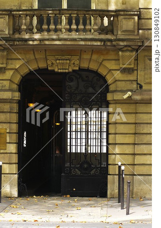 古い建物の扉 130849102