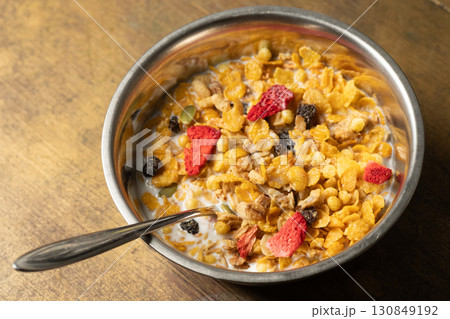 ドライフルーツがたっぷり入った朝食のシリアル 130849192