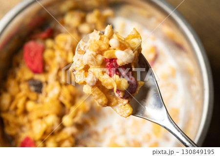 ドライフルーツがたっぷり入った朝食のシリアル 130849195