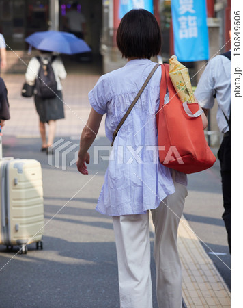 夏の朝の都市の街で歩く通勤中の人たちの姿 130849606