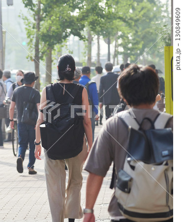 夏の朝の都市の街で歩く通勤中の人たちの姿 夏の朝の都市の街で歩く通勤中の人たちの姿 130849609