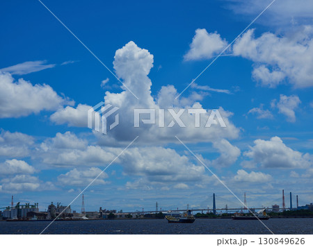 夏の綺麗な青空と名古屋港の風景 130849626