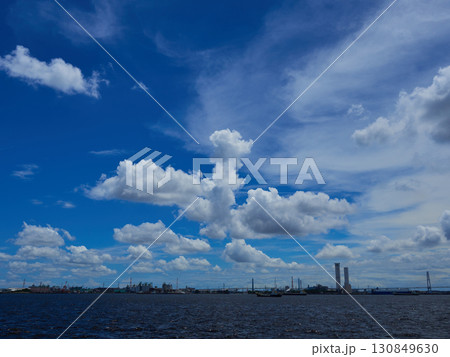 夏の綺麗な青空と名古屋港の風景 夏の綺麗な青空と名古屋港の風景 130849630