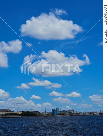 夏の綺麗な青空と名古屋港の風景 130849631