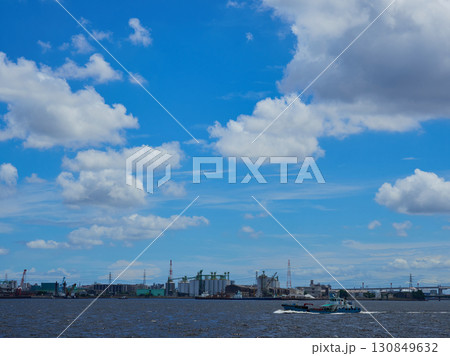 夏の綺麗な青空と名古屋港の風景 夏の綺麗な青空と名古屋港の風景 130849632