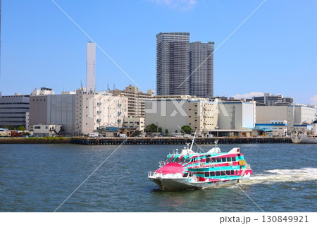 【東京】竹芝客船ターミナルに入港する東海汽船の高速ジェット船「大漁」 130849921