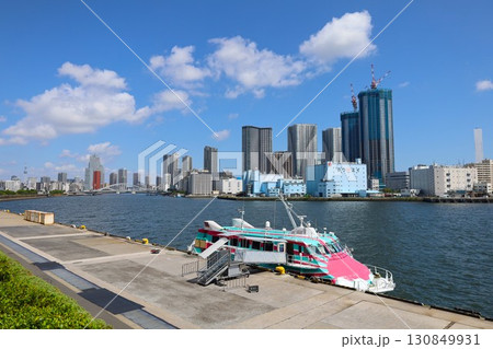 【東京】竹芝客船ターミナルに停泊中の東海汽船の高速ジェット船「大漁」 130849931