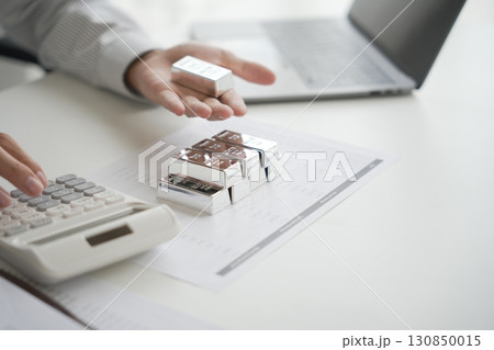 Silver Trading Businessman invest in trading silver on the stock exchange price rising. Silver Trading Businessman invest in trading silver on the stock exchange price rising. 130850015